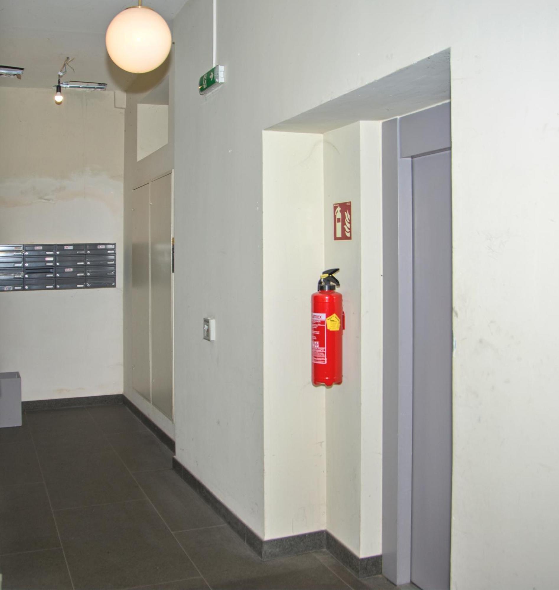 Blue Lotus Apartment Виена Екстериор снимка